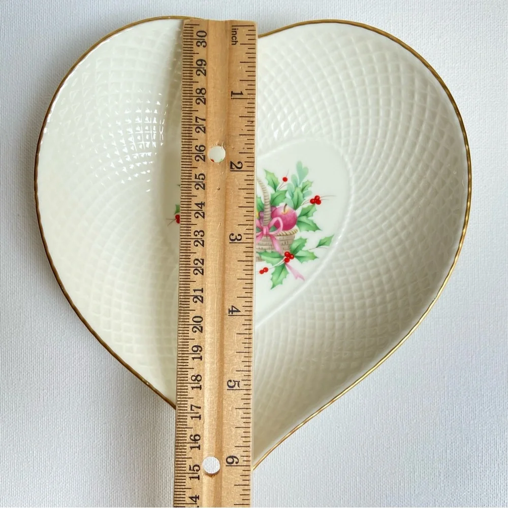 Mikasa Christmas Spirit Ivory Bone China Narumi Japan heart shaped trinket dish